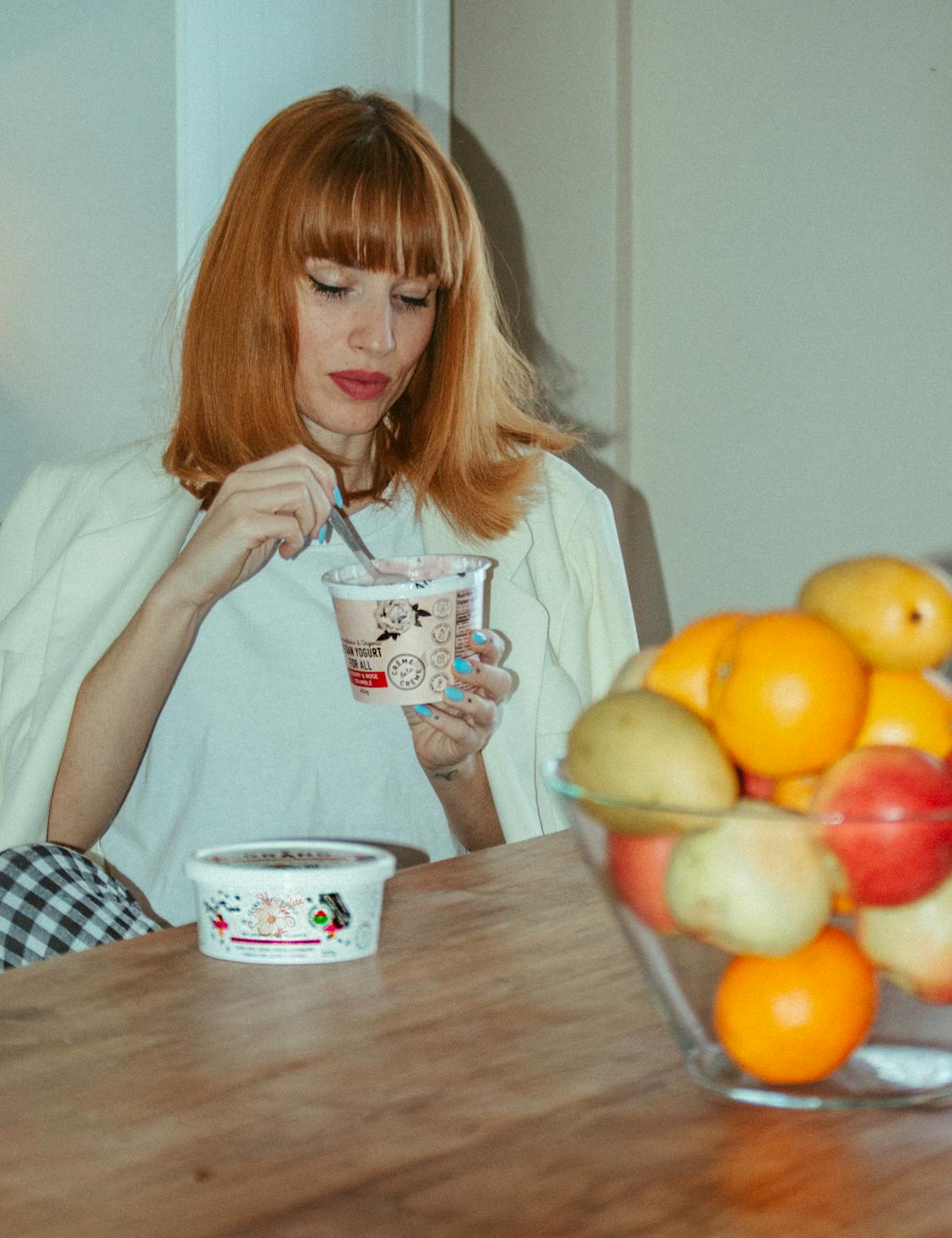 Persoon eet rustig yoghurt en let op volheidssignalen